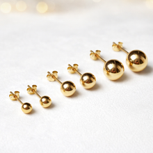 Charger l'image dans la galerie, Alignement de puces boule en or massif 18 carats 750 montrant plusieurs diamètres, finition or jaune poli.