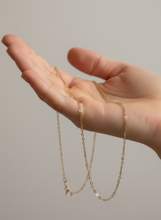 Charger l'image dans la galerie, Chaîne forçat miroir en or jaune massif 18 carats tenue en main