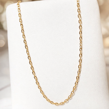 Charger l'image dans la galerie, Collier chaîne forçat miroir en or jaune massif 18 carats porté au cou