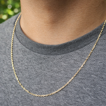 Charger l'image dans la galerie, Chaîne en or jaune massif 18 carats maille forçat miroir portée par un homme