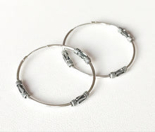 Charger l'image dans la galerie, Boucles d'oreilles créoles en argent massif 925 style 9 - créoles a motifs - avec écrin berlingot et sachet cadeau