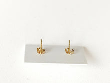 Load image into Gallery viewer, Pearl and flower stud earrings in 18 carat 750/1000 yellow gold - with case, certificate of authenticity and gift bag - 7 mm