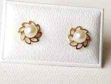 Load image into Gallery viewer, Pearl and flower stud earrings in 18 carat 750/1000 yellow gold - with case, certificate of authenticity and gift bag - 7 mm