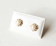 Load image into Gallery viewer, Pearl and flower stud earrings in 18 carat 750/1000 yellow gold - with case, certificate of authenticity and gift bag - 7 mm