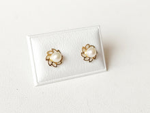 Load image into Gallery viewer, Pearl and flower stud earrings in 18 carat 750/1000 yellow gold - with case, certificate of authenticity and gift bag - 7 mm