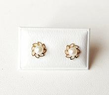 Load image into Gallery viewer, Pearl and flower stud earrings in 18 carat 750/1000 yellow gold - with case, certificate of authenticity and gift bag - 7 mm