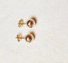 Charger l'image dans la galerie, Boucles d'oreilles puces striées en or jaune 375/1000