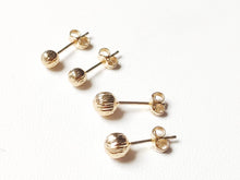 Charger l'image dans la galerie, Boucles d'oreilles puces striées en or jaune 375/1000