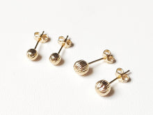 Charger l'image dans la galerie, Boucles d'oreilles puces striées en or jaune 375/1000