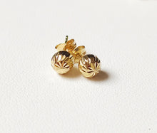 Load image into Gallery viewer, 18 carat 750/1000 yellow gold striated ball stud earrings