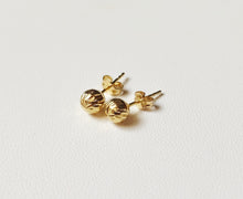 Load image into Gallery viewer, 18 carat 750/1000 yellow gold striated ball stud earrings