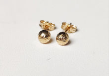 Charger l'image dans la galerie, Boucles d'oreilles puces striées en or jaune 375/1000