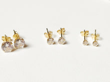 Load image into Gallery viewer, Stud earrings in solid 18 carat 750/1000 yellow gold set with