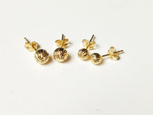 Load image into Gallery viewer, 18 carat 750/1000 yellow gold striated ball stud earrings
