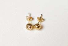 Load image into Gallery viewer, 18 carat 750/1000 yellow gold striated ball stud earrings