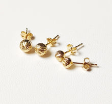 Load image into Gallery viewer, 18 carat 750/1000 yellow gold striated ball stud earrings
