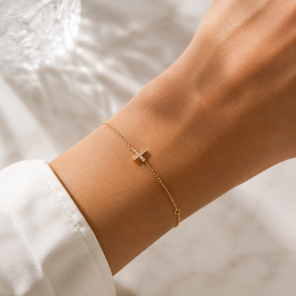 Bracelet croix pavée d'oxydes de zirconium en plaqué or européen
