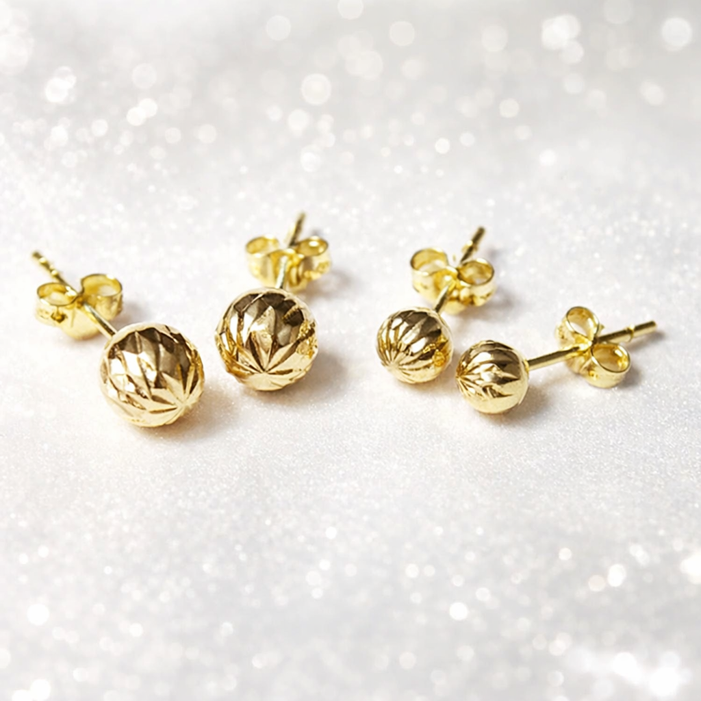 Boucles d’oreilles boules striées en or massif 18 carats 750 montrant différentes tailles de puces.