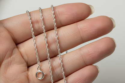 Chaîne maille corde en argent massif 925 de 1,5 mm présentée dans une main pour visualiser l’épaisseur.