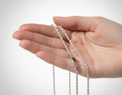 Chaîne maille corde en argent massif 925 de 1,8 mm présentée dans une main pour montrer le volume.