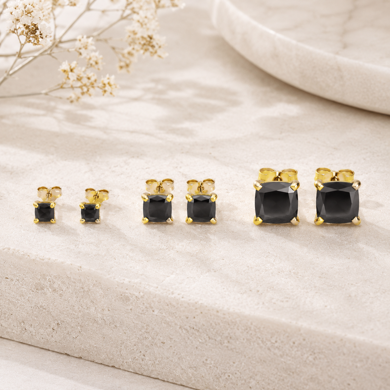 Boucles d'oreilles en or jaune massif 18 carats 750/1000 serties d'un zirconium noir carré