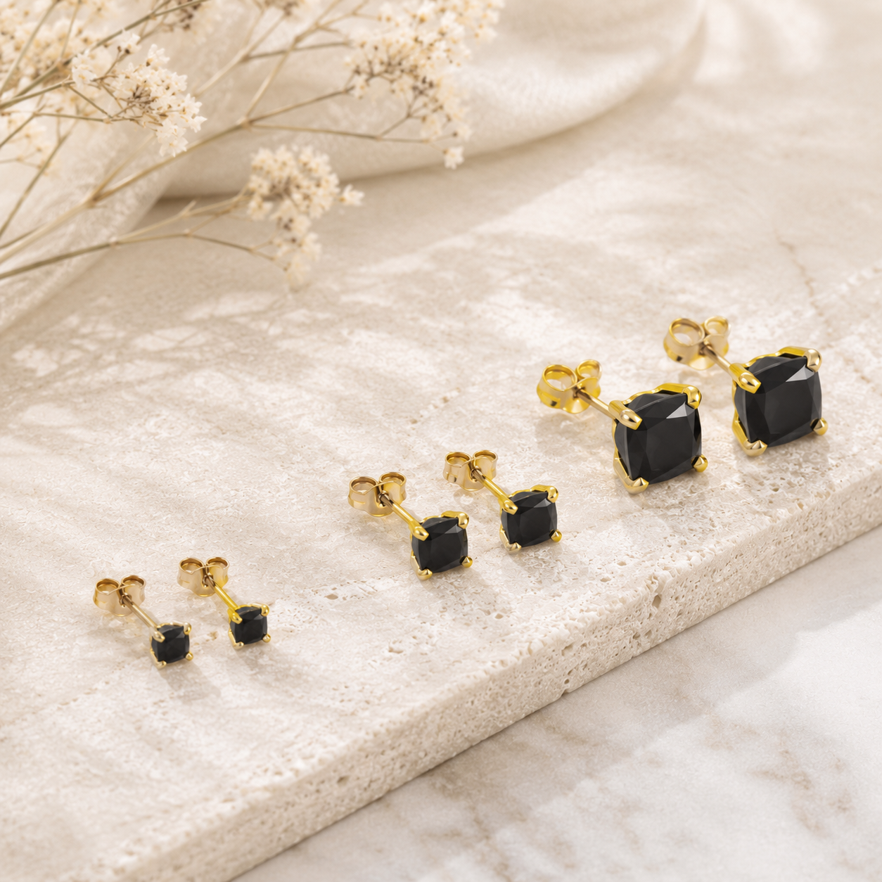 Boucles d'oreilles en or jaune massif 18 carats 750/1000 serties d'un zirconium noir carré