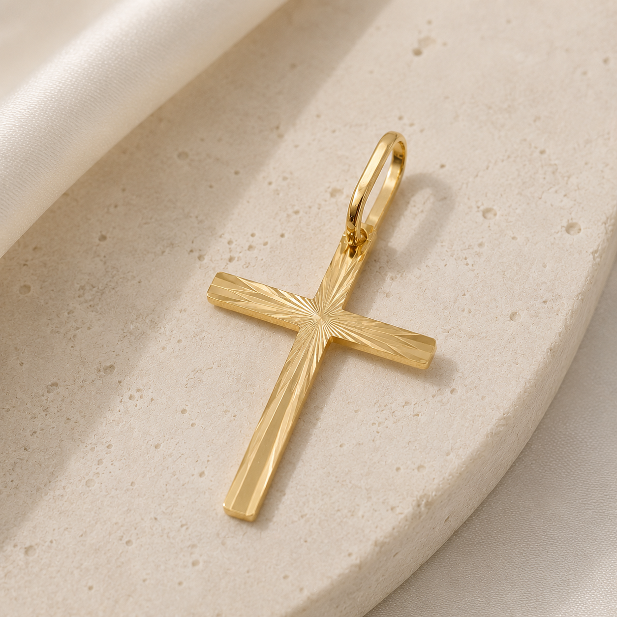 Pendentif croix facettée massive en or jaune 18 carats 750/1000