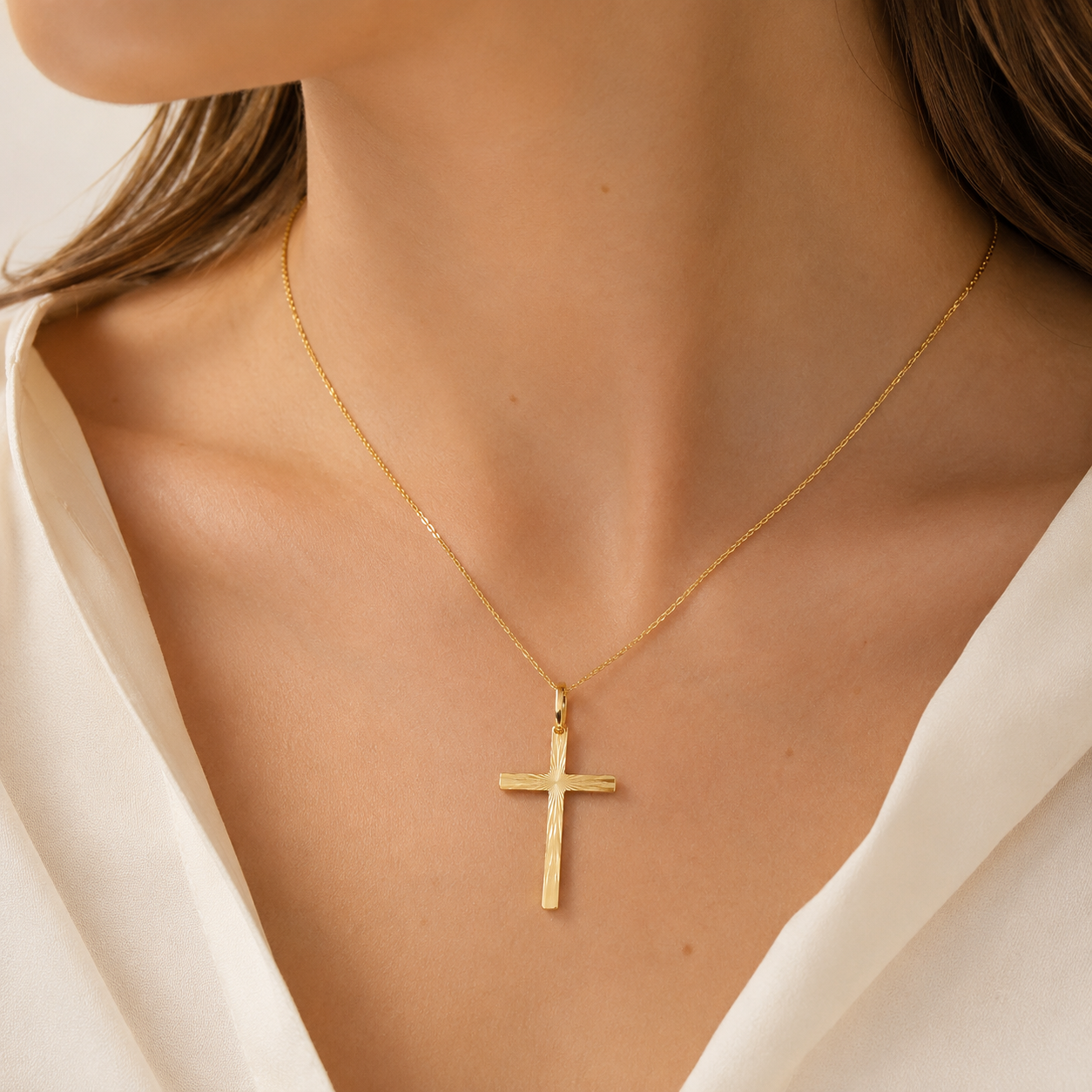 Pendentif croix facettée massive en or jaune 18 carats 750/1000