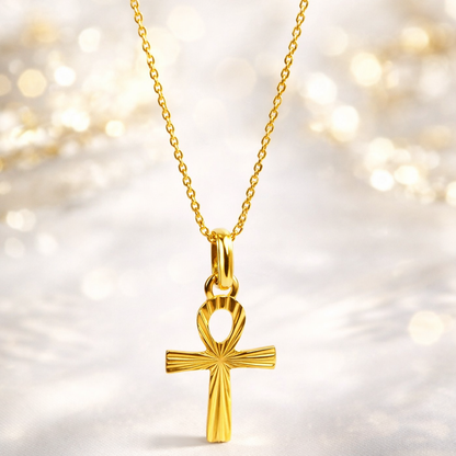 Collier avec pendentif croix Ankh en or massif 18 carats 750 porté, rendu réel autour du cou.