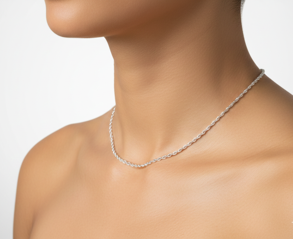 Collier maille corde en argent massif 925 de 1,5 mm porté autour du cou, équilibre entre finesse et présence.