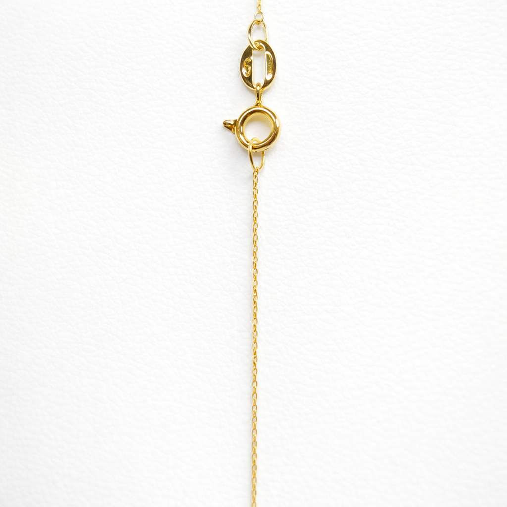 Détail de la maille forçat fine en or massif 18 carats 750 montrant la régularité et la finesse des maillons.