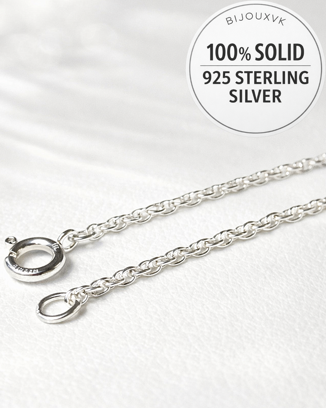 Gros plan d’une chaîne maille corde en argent massif 925 d’une largeur de 1,5 mm.
