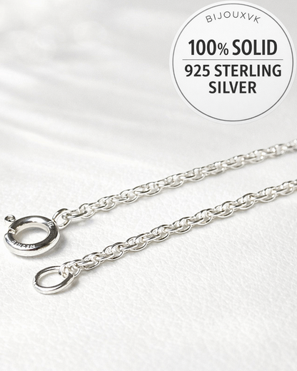 Gros plan d’une chaîne maille corde en argent massif 925 d’une largeur de 1,5 mm.