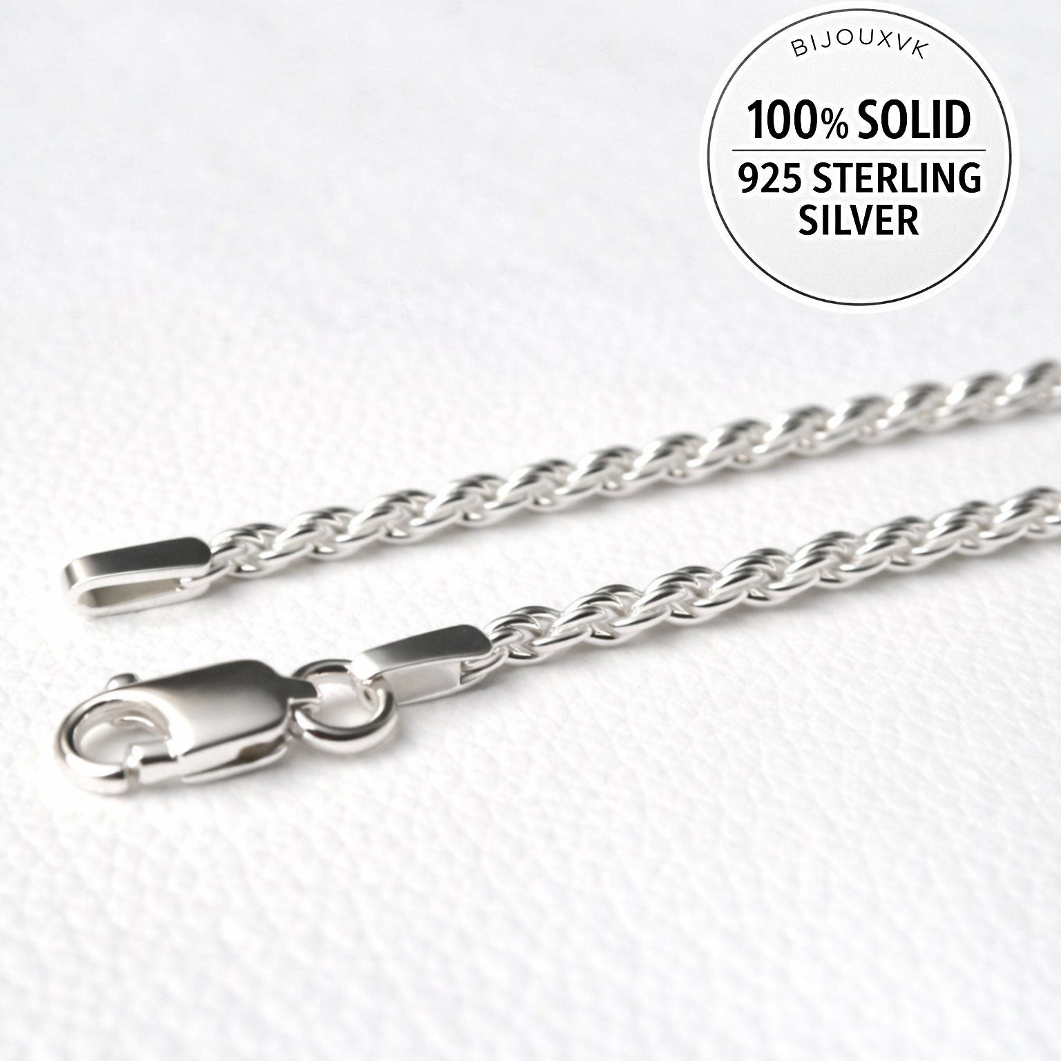Gros plan d’une chaîne maille corde en argent massif 925 d’une largeur de 1,8 mm.