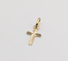 Charger l&#39;image dans la galerie, Pendentif croix plate ciselée or jaune massif 18 carats 750/1000 18K
