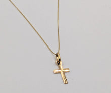 Charger l&#39;image dans la galerie, Pendentif croix plate ciselée or jaune massif 18 carats 750/1000 18K
