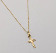 Charger l&#39;image dans la galerie, Pendentif croix plate ciselée or jaune massif 18 carats 750/1000 18K

