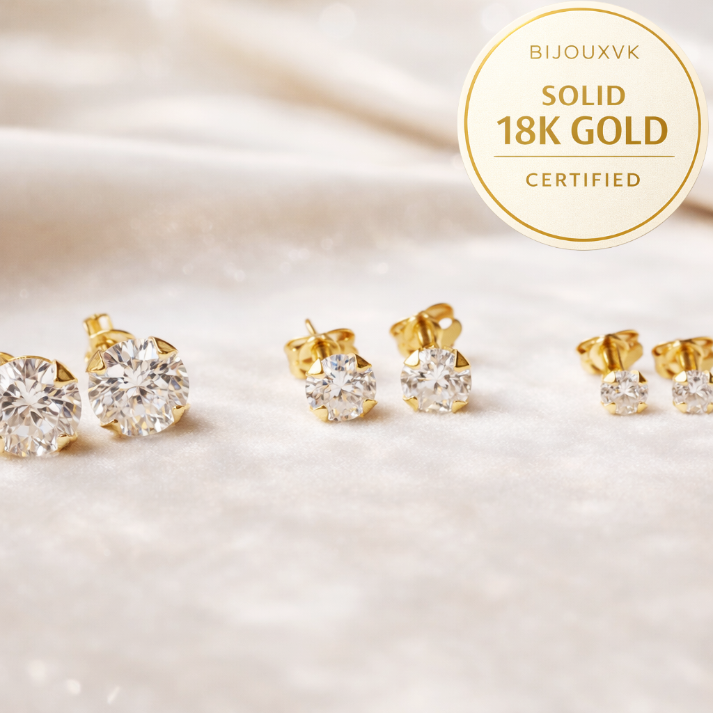 Puces d’oreilles en or massif 18 carats 750 avec pierre ronde transparente sertie griffes, présentées avec badge 18K.