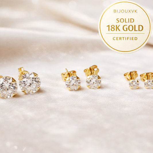 Puces d’oreilles en or massif 18 carats 750 avec pierre ronde transparente sertie griffes, présentées avec badge 18K.