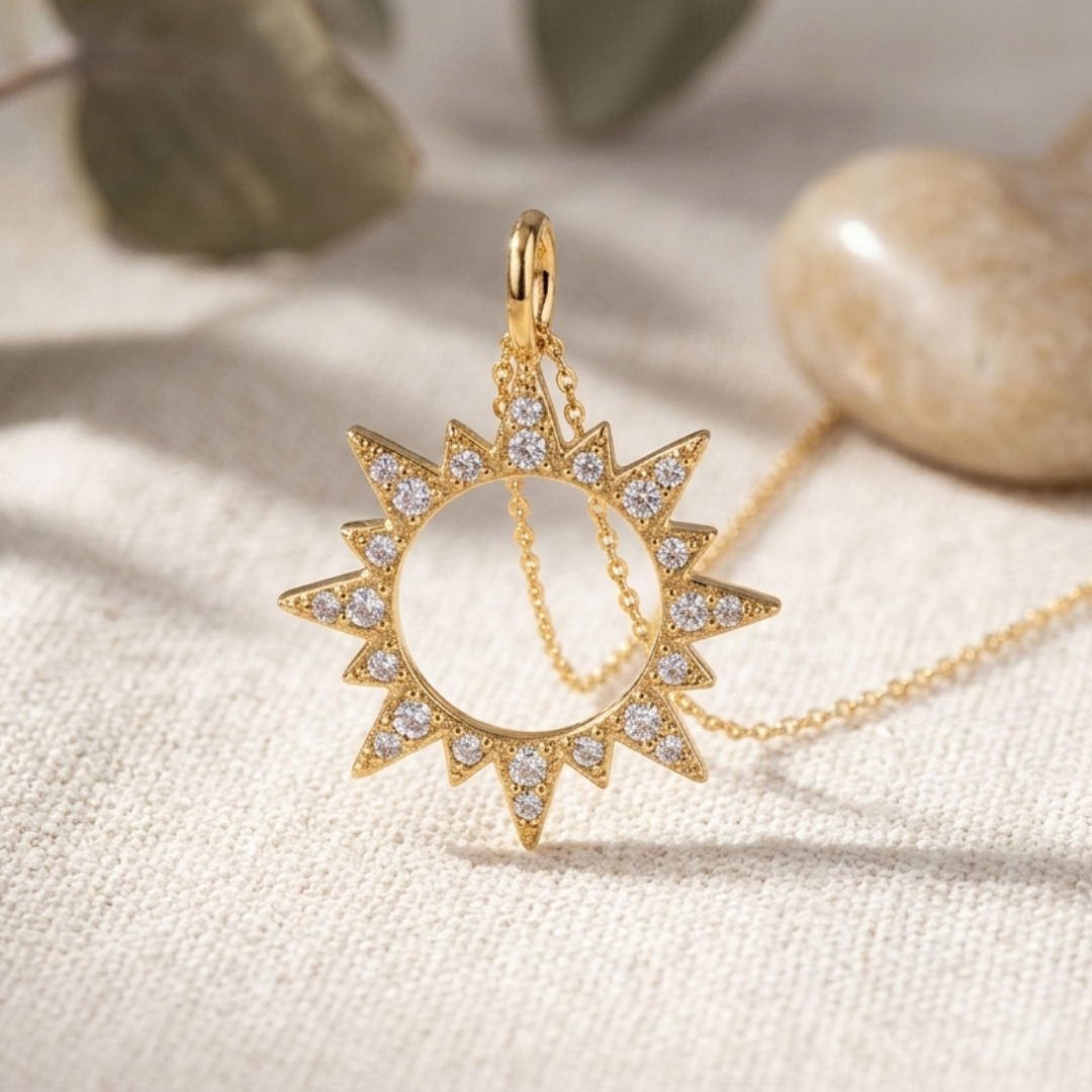 Pendentif Soleil Ajouré Oxydes de Zirconium en Plaqué Or Européen
