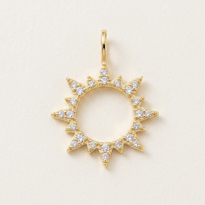 Pendentif Soleil Ajouré Oxydes de Zirconium en Plaqué Or Européen