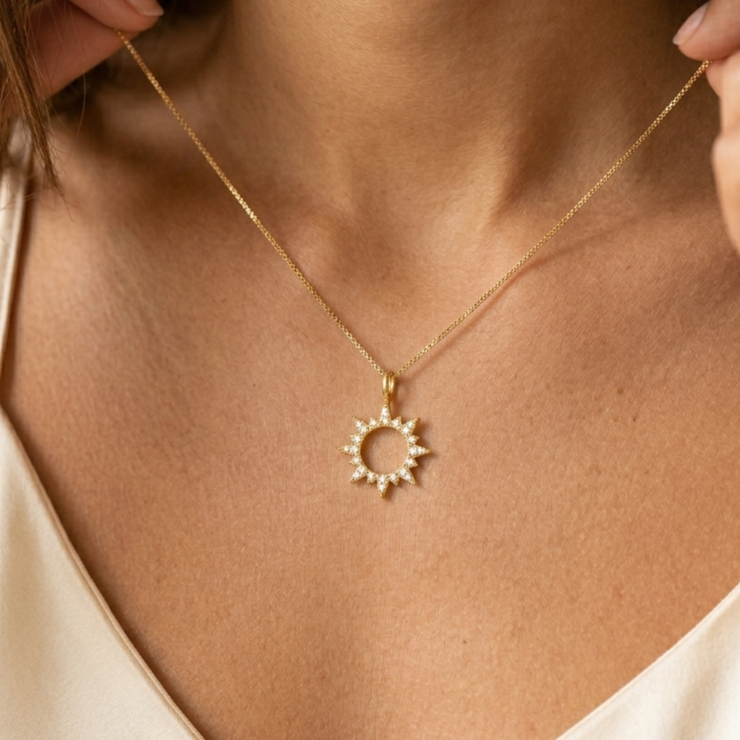 Pendentif Soleil Ajouré Oxydes de Zirconium en Plaqué Or Européen