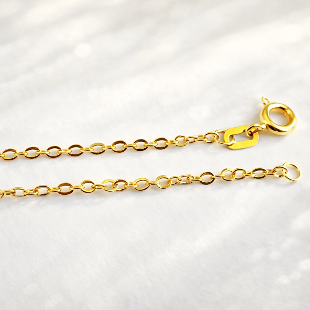 Détail de la maille forçat miroir d’une chaîne en or jaune massif 18 carats