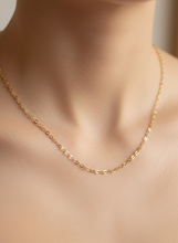 Charger l'image dans la galerie, Chaîne en or jaune massif 18 carats maille forçat miroir portée par une femme
