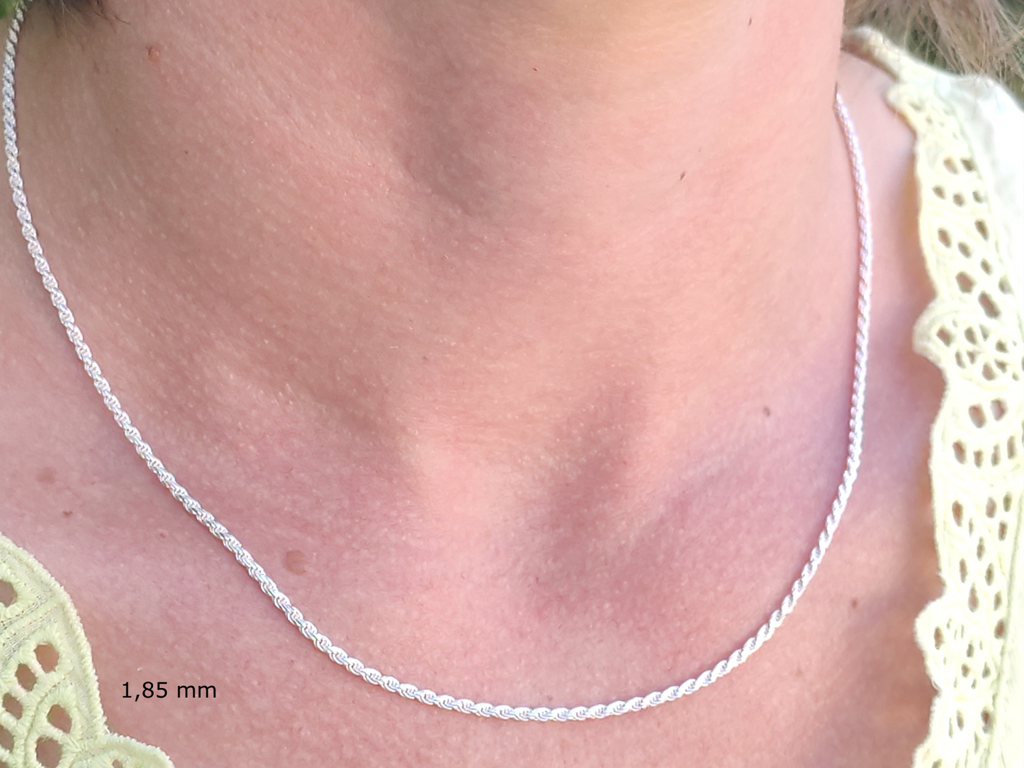 Collier maille corde en argent massif 925 de 1,8 mm porté autour du cou, rendu réel.