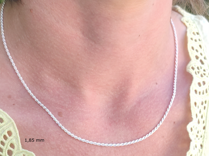 Collier maille corde en argent massif 925 de 1,8 mm porté autour du cou, rendu réel.