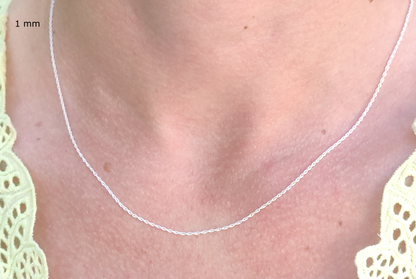 Collier maille corde en argent massif 925 de 1 mm porté autour du cou, rendu fin et discret.