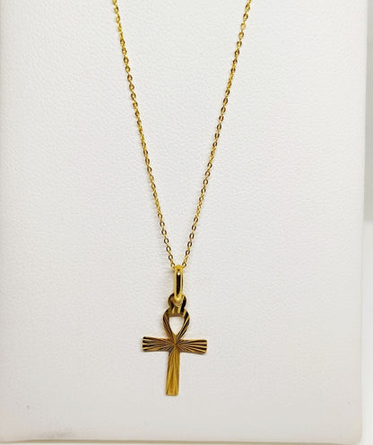 Collier avec pendentif croix égyptienne Ankh en or massif 18 carats 750 présenté sur buste.