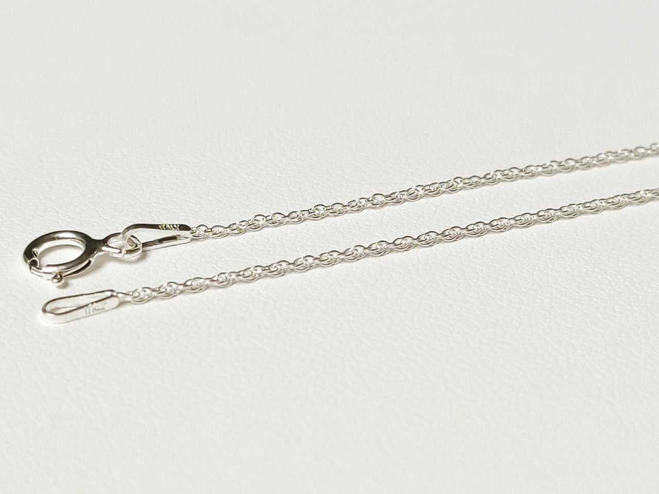 Gros plan d’une chaîne maille corde en argent massif 925 d’une largeur de 1 mm.