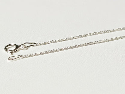 Gros plan d’une chaîne maille corde en argent massif 925 d’une largeur de 1 mm.
